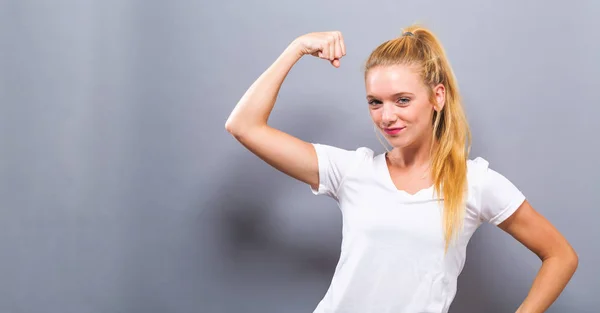 Poderosa jovem ajuste mulher flexionando — Fotografia de Stock