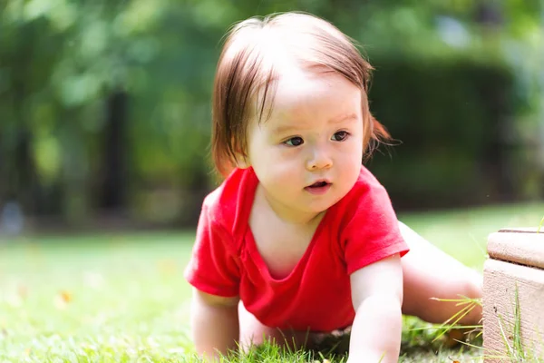 Menino feliz brincando lá fora — Fotografia de Stock