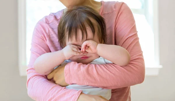 Aufgebrachter Kleinkind weint in seinem Haus — Stockfoto