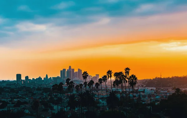Downtown Los Angeles skyline bij zonsondergang — Stockfoto