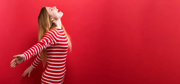 Gelukkig jonge vrouw met haar armen outstreched — Stockfoto