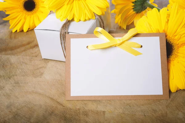Kleine Geschenkschachtel mit gelben Blumen — Stockfoto