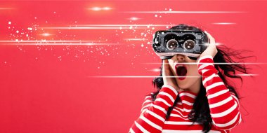 Kadınla bir sanal gerçeklik kulaklık kullanarak dijital ekran