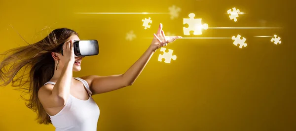 Puzzle Pezzi con donna utilizzando un auricolare realtà virtuale — Foto Stock