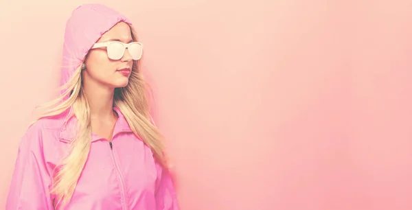 Donna alla moda in impermeabile e occhiali da sole — Foto Stock