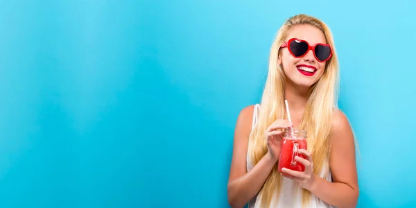 Happy young woman drinking smoothie — Stock Photo, Image