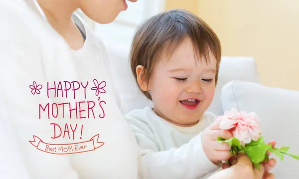 Message de la fête des mères avec un tout-petit garçon avec sa mère — Photo