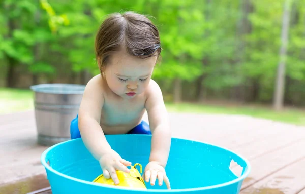 Kleinkind spielt in einer kleinen Badewanne — Stockfoto