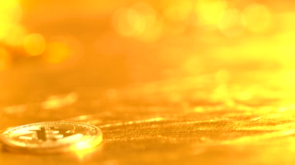 Bitcoin νομίσματα σε ένα λαμπερό χρυσό φόντο — Αρχείο Βίντεο
