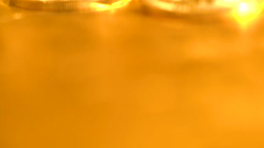 Bitcoin paralar parlak altın arka plan üzerinde