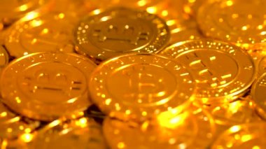 Bitcoin parlak altın arka plan üzerinde yığını