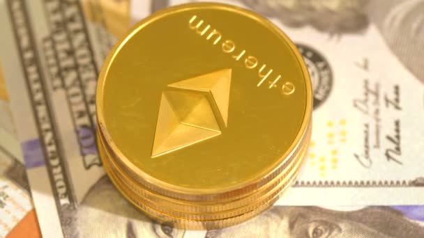 Ethereum mynt roterar på en hög med kontanter — Stockvideo