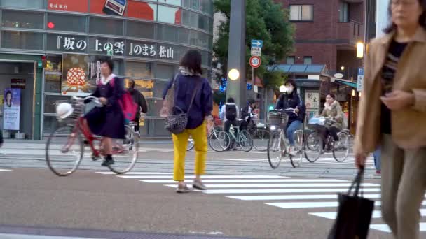 Personer korsar en upptagen skärningspunkt i Matsuyama, Japan — Stockvideo