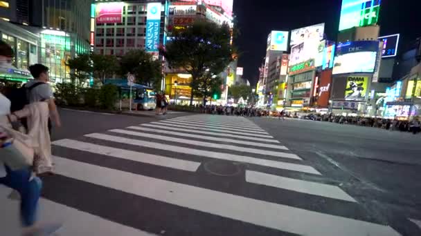 La gente cruza la famosa intersección en Shibuya, Tokio, Japón — Vídeo de stock