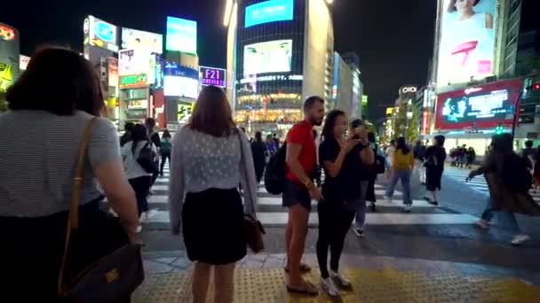 Mensen steken de beroemde kruising in Shibuya, Tokyo, Japan — Stockvideo