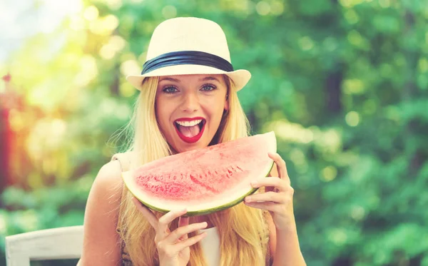Jovem mulher comendo melancia fora — Fotografia de Stock