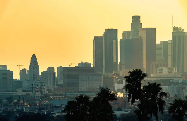 Στο κέντρο του Los Angeles ορίζοντα στο ηλιοβασίλεμα — Φωτογραφία Αρχείου