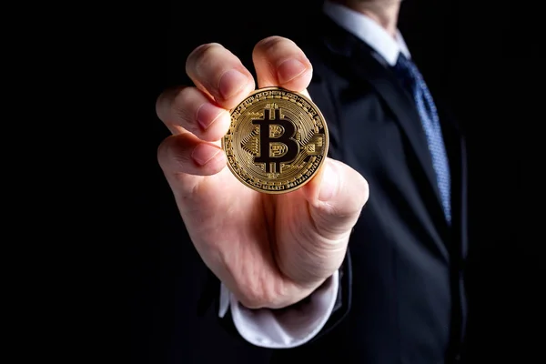 Bitcoin κρυπτονόμισμα νόμισμα με ένα άνθρωπος σε ένα κοστούμι — Φωτογραφία Αρχείου
