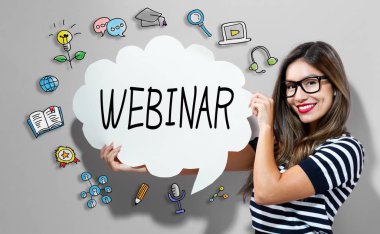 Webinar metin ile bir konuşma balonu tutan kadın