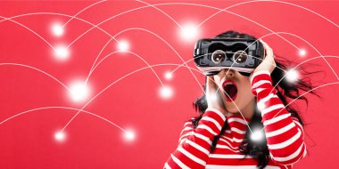 Ağ ve bağlantı teknoloji kavramı ile bir sanal gerçeklik kulaklık kullanan kadın