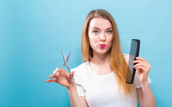 Donna con forbici e pettine in salone tema taglio capelli — Foto Stock