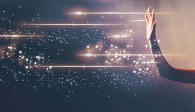 Bir elinde karanlık bir arka plan ile dijital ekran