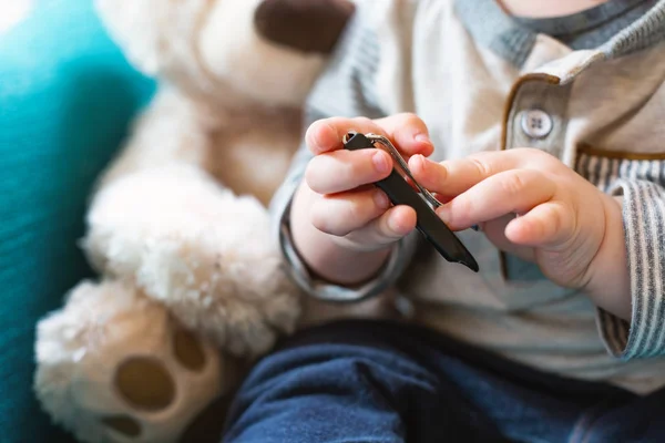 Toddler chłopiec za pomocą maszynki do paznokci — Zdjęcie stockowe