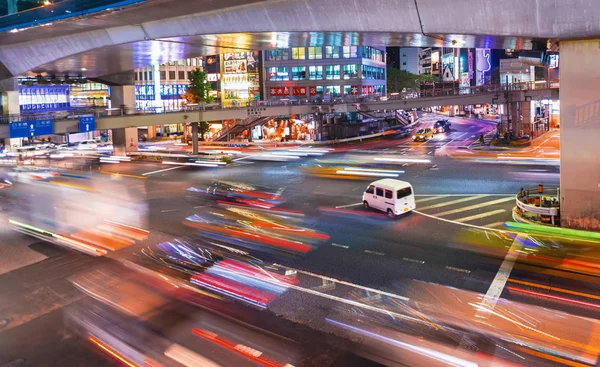 Tráfico cruzando una concurrida intersección en Shibuya, Tokio, Japón —  Fotos de Stock