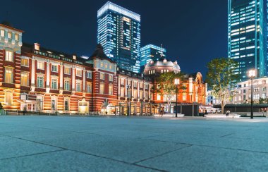 Tokyo İstasyonu geceleri ışıklı