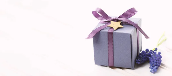 Pequeñas cajas de regalo púrpura con lavanda —  Fotos de Stock