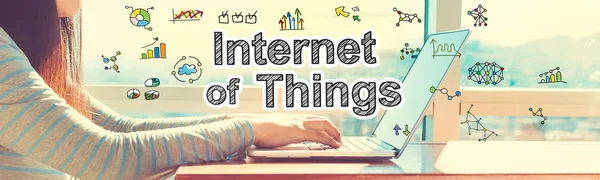 Internet of Things met vrouw die op laptop werkt — Stockfoto
