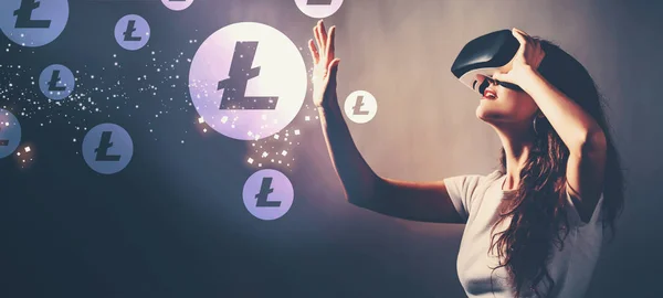 Bir sanal gerçeklik kulaklık kullanan kadın ile Litecoin — Stok fotoğraf