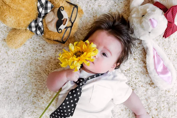 Bambino con i suoi peluche su un tappeto — Foto Stock