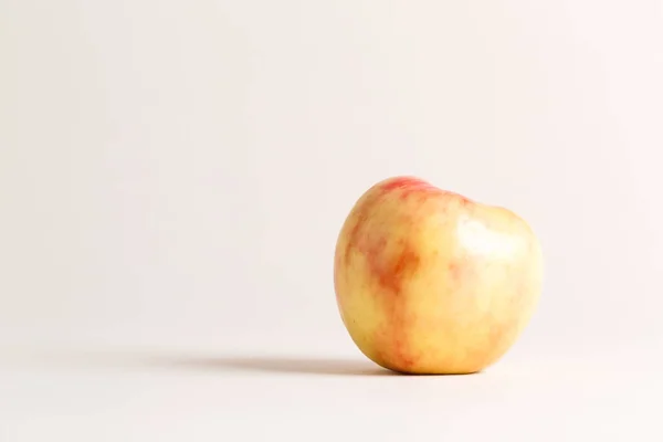 Ein reifer roter Apfel — Stockfoto