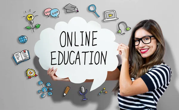 Online utbildning text med kvinna som håller en pratbubbla — Stockfoto