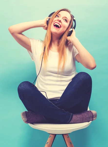 Mujer joven feliz con auriculares — Foto de Stock