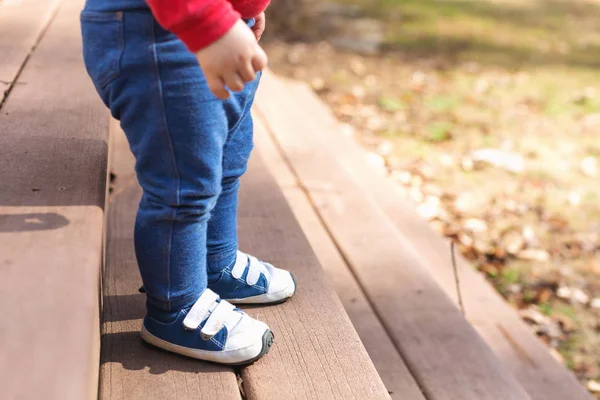 Toddler pojke bär sneakers utanför — Stockfoto