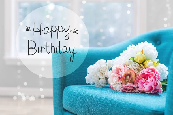 Message d'anniversaire avec bouquets de fleurs avec chaise — Photo