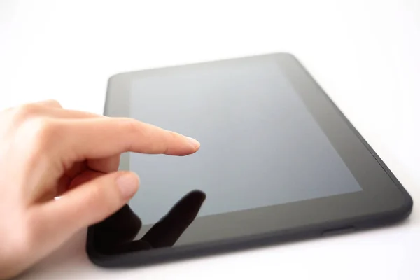 Mains en utilisant une tablette numérique intelligente — Photo