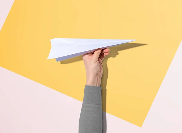 Persoon die een papieren vliegtuig vasthoudt — Stockfoto