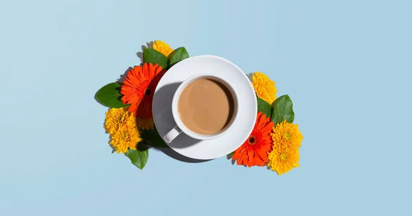 Tema de flor de outono com uma xícara de café — Fotografia de Stock