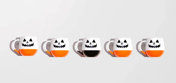 Uma caneca de Halloween única — Fotografia de Stock