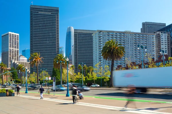 As pessoas caminham ao longo do Embarcadero em San Francsico — Fotografia de Stock