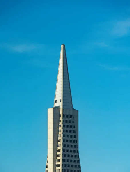 The Transamerica Pyramid building in downtown San Francsico on a clear day — Stock Photo, Image
