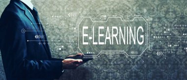 E-öğrenme konsepti iş adamı elinde bir tablet tutuyor