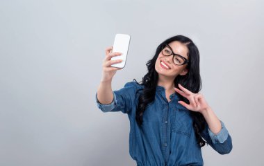 Bir selfie alarak mutlu genç kadın