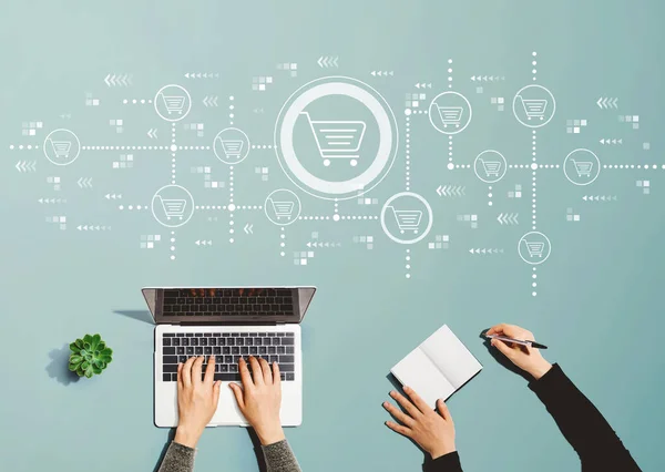 Online vásárlási téma az együtt dolgozó emberekkel — Stock Fotó