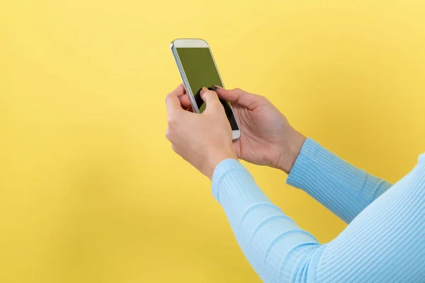 Frau benutzt ihr Smartphone — Stockfoto