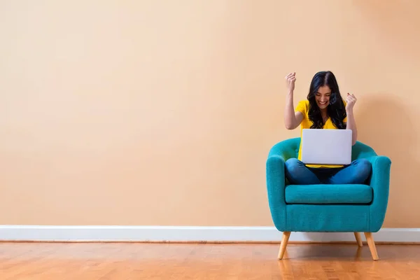 Jonge vrouw met een laptopcomputer met succesvolle pose — Stockfoto