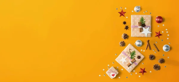 Scatole regalo di Natale fatte a mano con ornamenti — Foto Stock